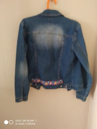 Chaqueta vaquera con adornos .