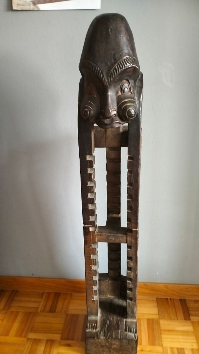Torre guarda cd artesana tallada madera