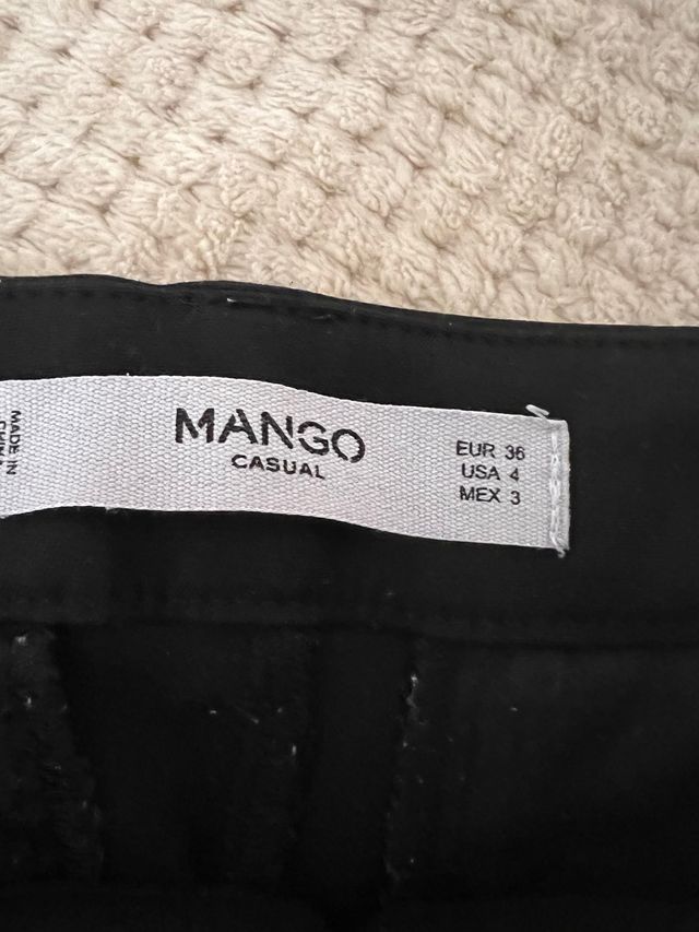 Pantalón negro de Mango