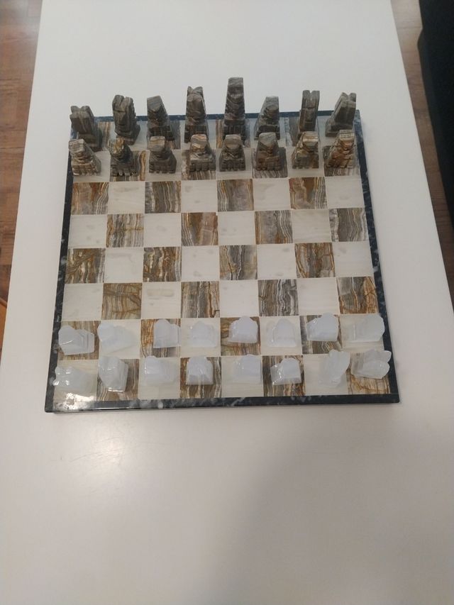 Ajedrez de alabastro tallado a mano