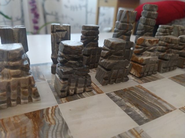 Ajedrez de alabastro tallado a mano