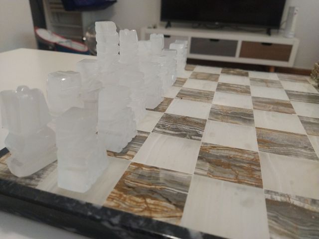 Ajedrez de alabastro tallado a mano