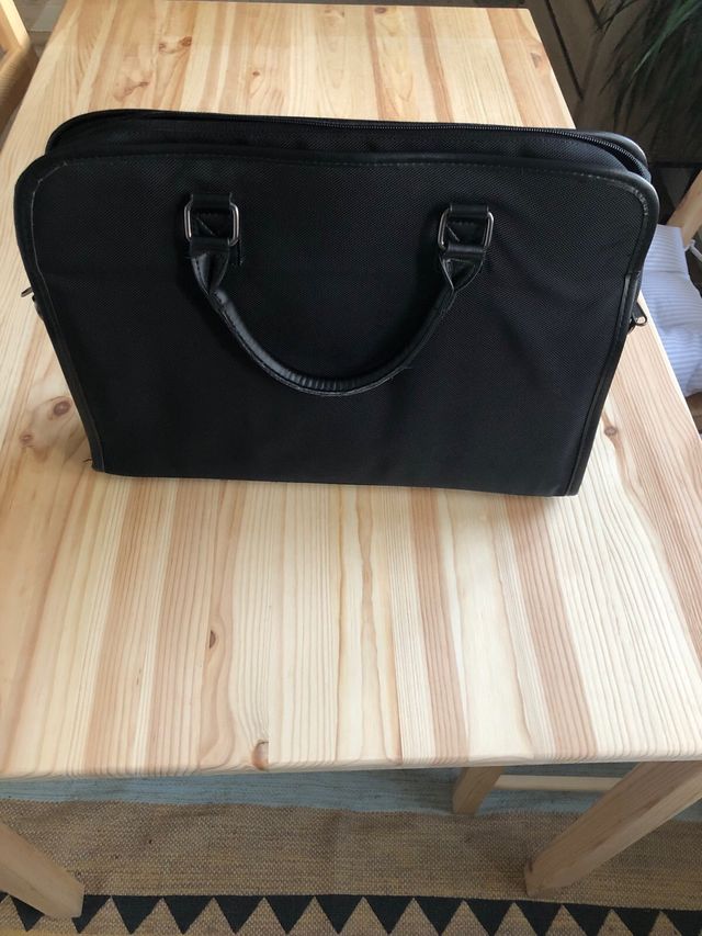 Maletín color negro
