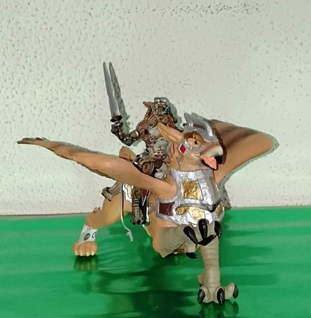 Figura hombre con pájaro Griffo