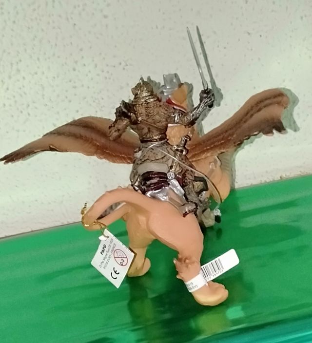Figura hombre con pájaro Griffo