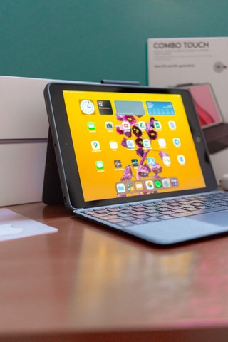 iPad 8th 32GB + Logitech Combo touch