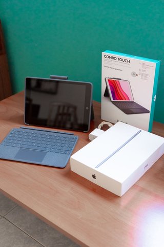 iPad 8th 32GB + Logitech Combo touch