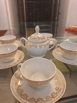 5 tazas, platos y azucarero Sta Clara .