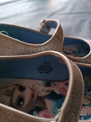 Zapatos plateados de princesa y purpurina,