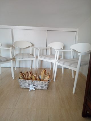 Silla blanca con reposabrazos