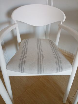 Silla blanca con reposabrazos