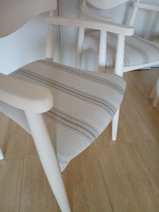 Silla blanca con reposabrazos