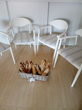 Silla blanca con reposabrazos