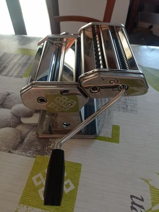 Macchinetta per la pasta con accessorio