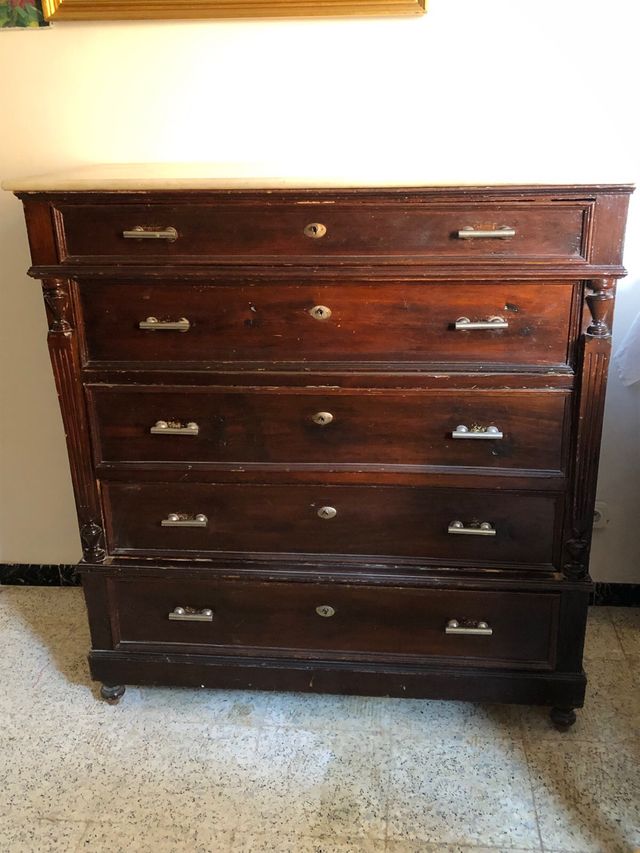 cómoda antigua  piedra de mármol estilo alfonsino.