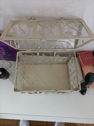 Antigua caja de hierro tipo forja
