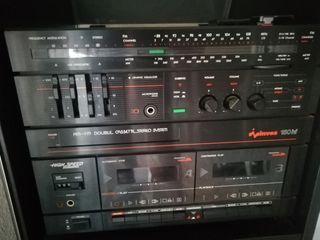 Equipo de música con altavoces y mueble