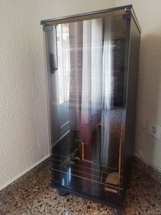 Equipo de música con altavoces y mueble