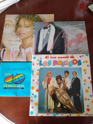 Equipo de música con altavoces y mueble