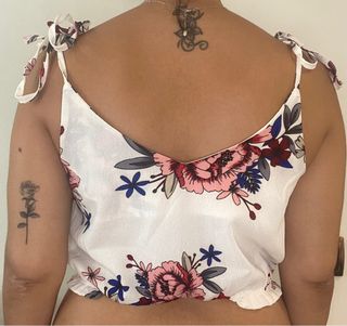 Top corto floral de Shein