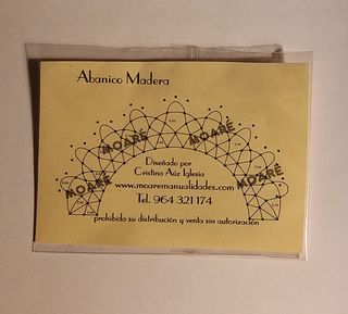 Abanico de madera en miniatura