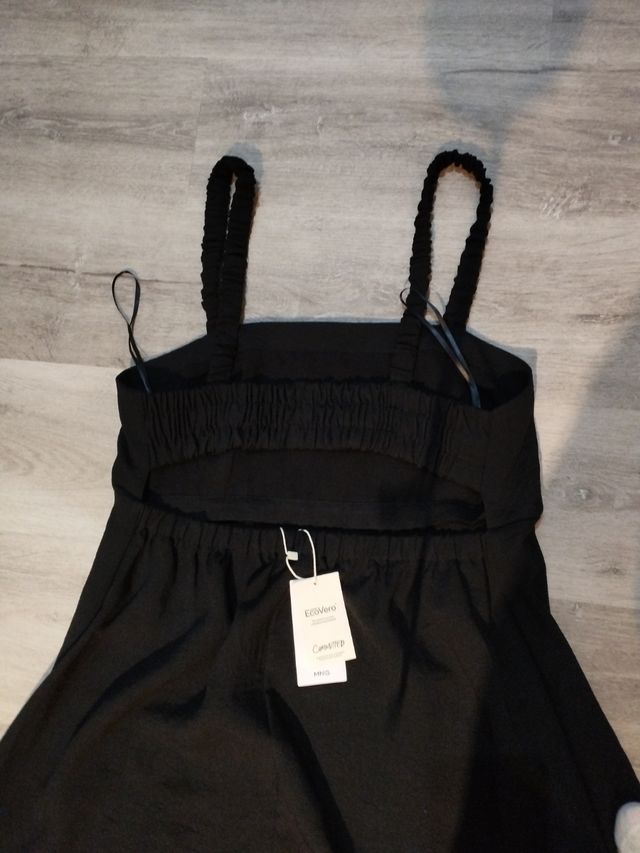 Abito con spalline con bella schiena