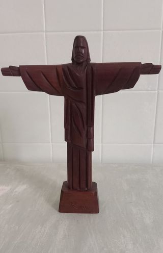 Cristo Rei em madeira trabalhada