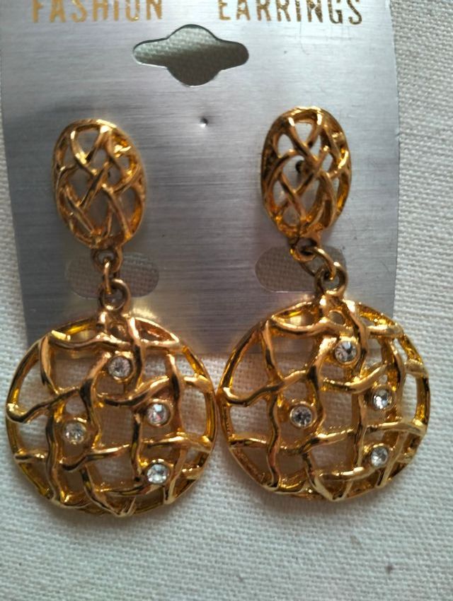 Pendientes largos dorados y cristales