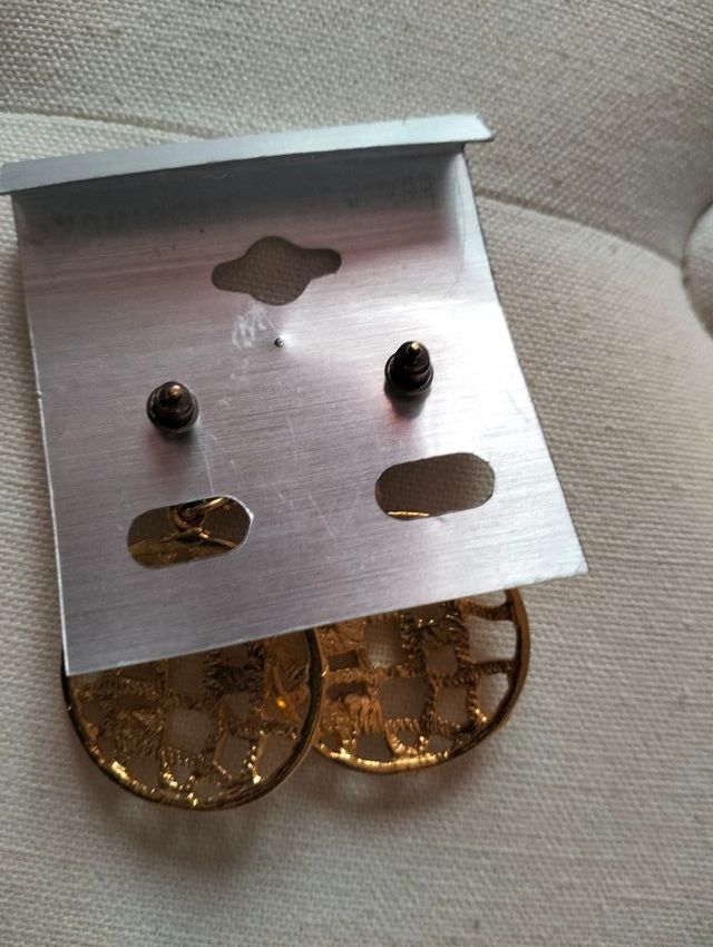 Pendientes largos dorados y cristales