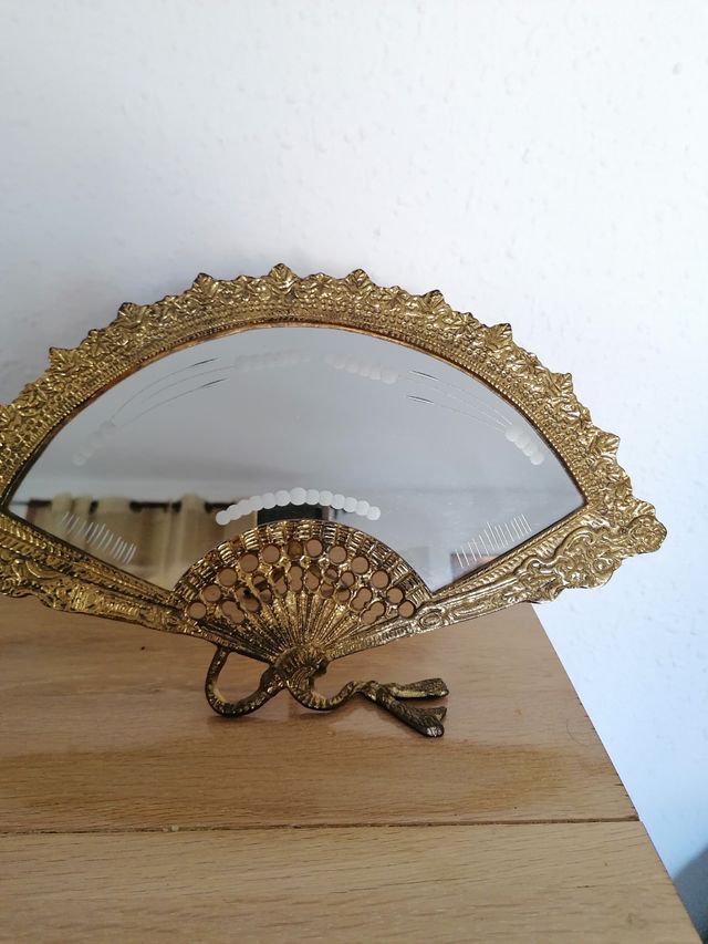 Specchio a ventaglio molto vecchio