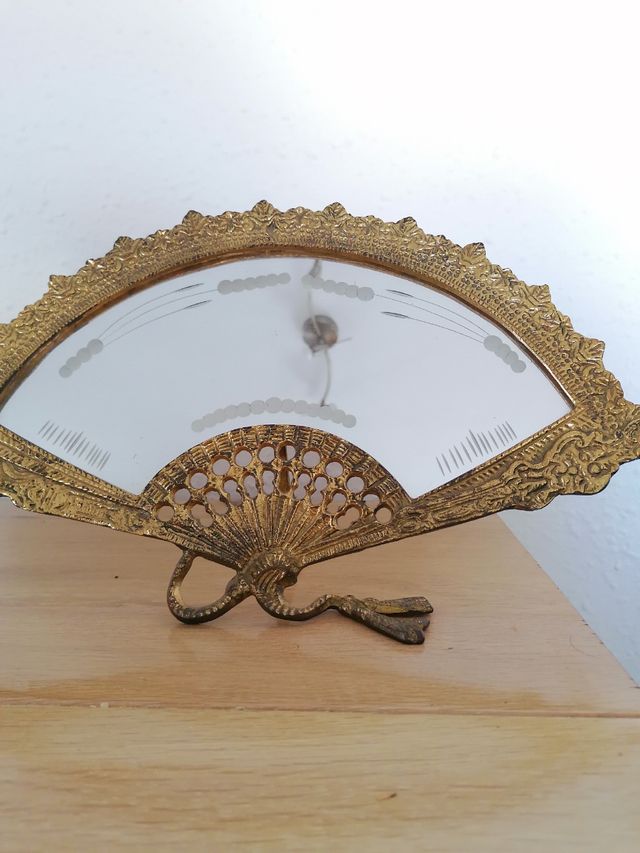 Specchio a ventaglio molto vecchio