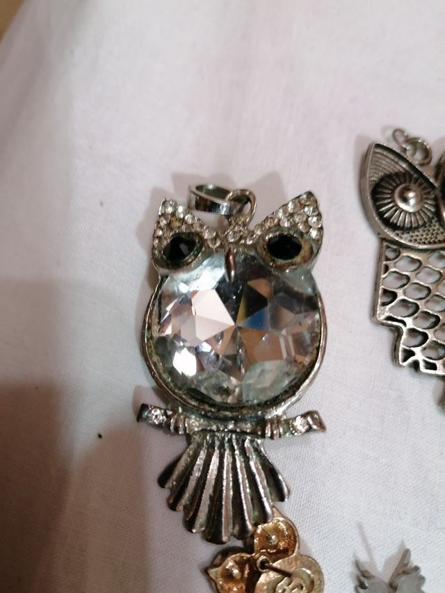 5 colgantes, 2 pendientes, 1 broche