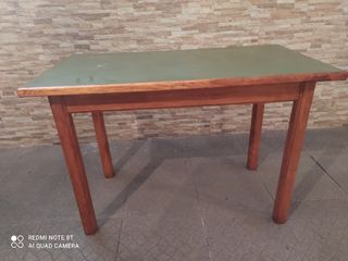 Mesa con 4 banquetas