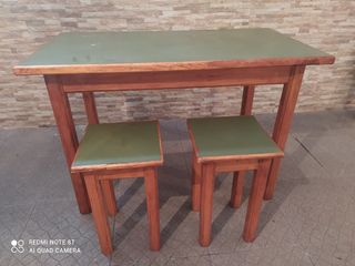 Mesa con 4 banquetas