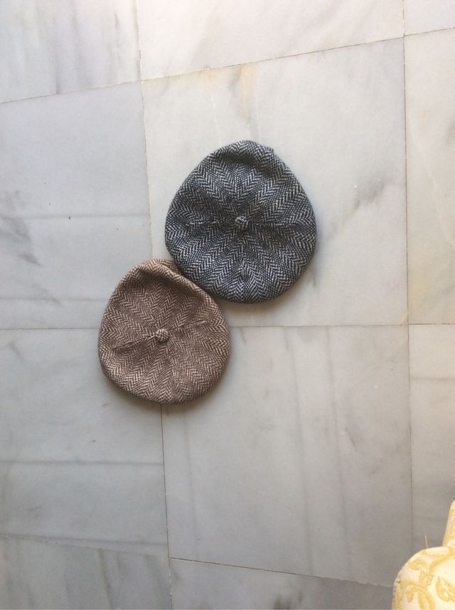 2 Gorras kangol una azul y la otra marron tallaS