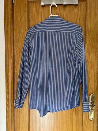 Camisa rayas azul.