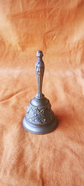 Campana labrada en bronce.