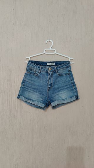 Short vaquero corto Stradivarius