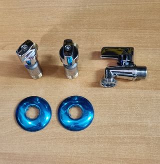 Llaves escuadra y grifo lavadora