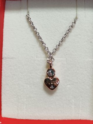 Colgante marca Guess