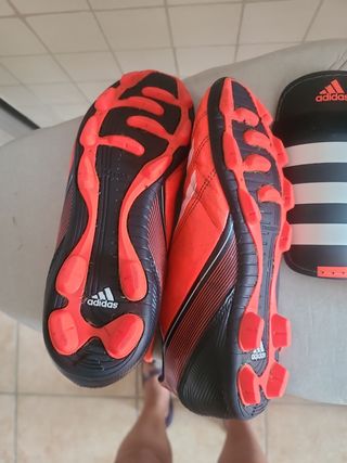 Pack botas futbol regalo espinilleras