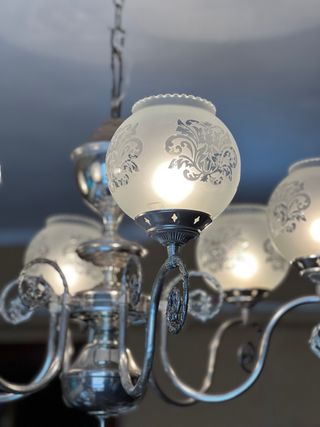 Antigua lámpara de techo plateada