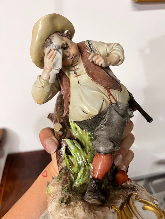 Statua di cacciatore in ceramica di Capodimonte