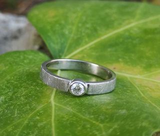 Anillo de compromiso de oro con diamante