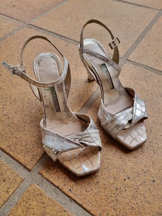 Sandalias plateadas de tacón con bolso