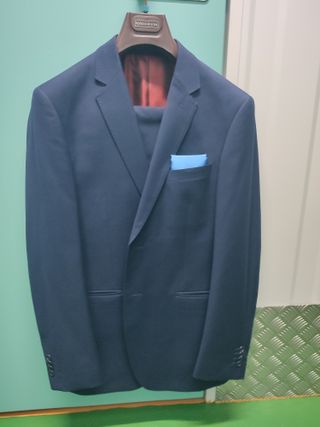 Traje de caballero en perfecto estado