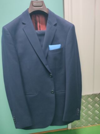 Traje de caballero en perfecto estado