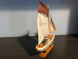 Barco de vela de madera
