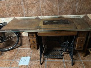 Mesa cristal sobre Maquina Coser antigua
