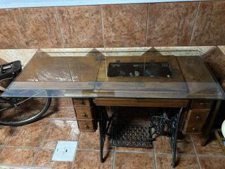 Mesa cristal sobre Maquina Coser antigua